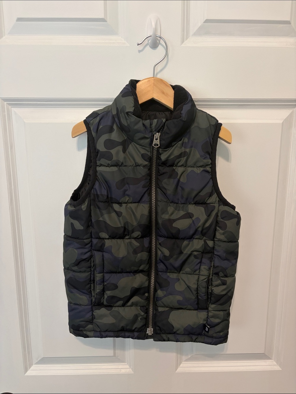 GAP Kids Camo Puffer Vest in Green/Black